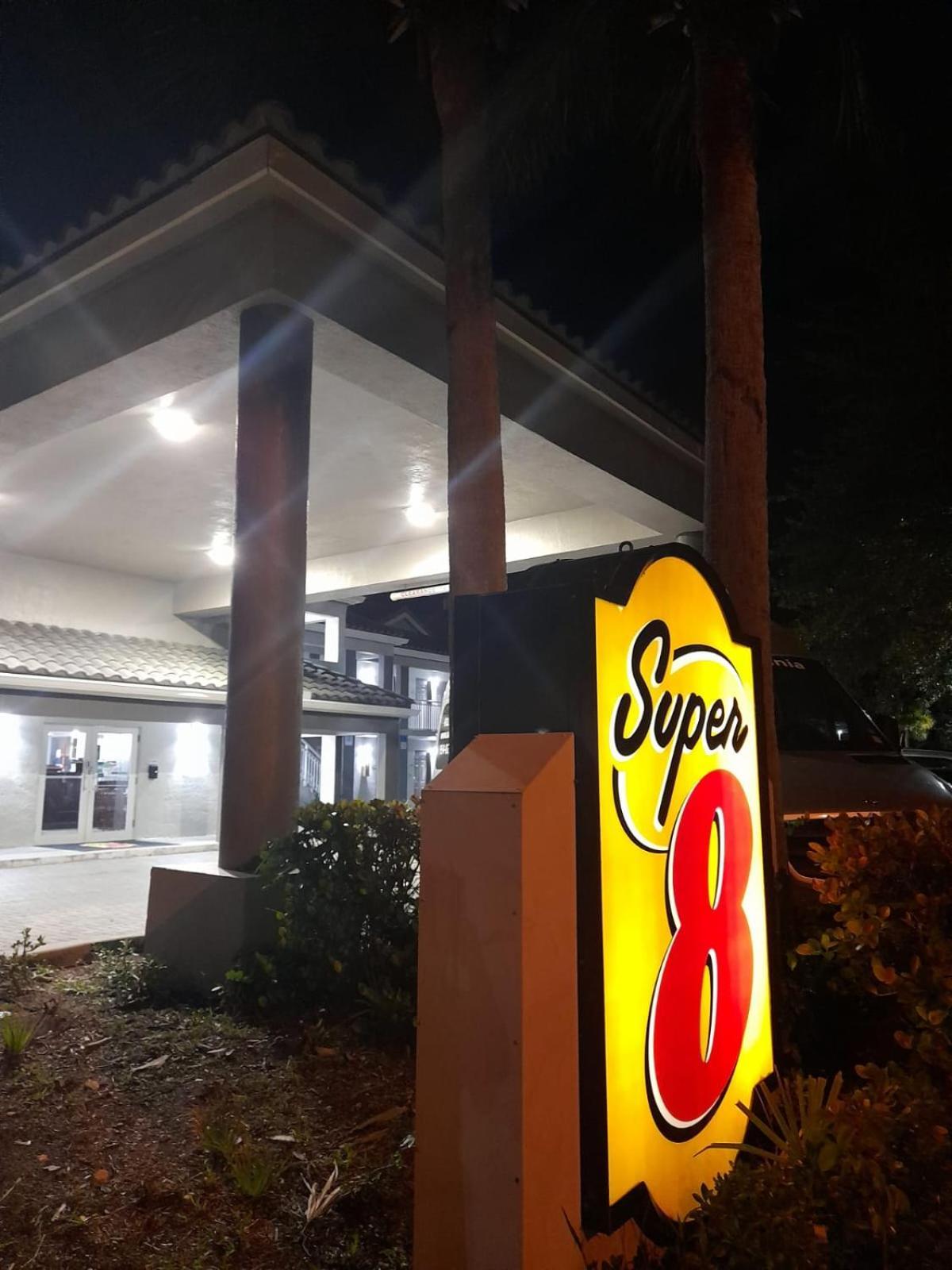 Super 8 Motel By Wyndham Near Fort Lauderdale Arpt Dania Beach Bagian luar foto